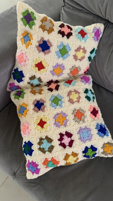 Capa de Almofada de crochê 40 X 40 cm mod.  25 granny square