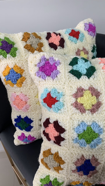Capa de Almofada de crochê 40 X 40 cm mod.  25 granny square