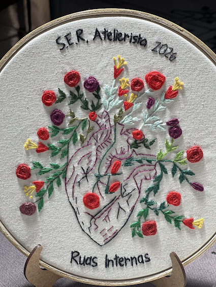 Bordado em Bastidor - Coração humano com flores - frase exclusi