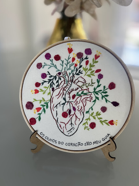 Bordado em Bastidor - Coração humano com flores - frase cardiol