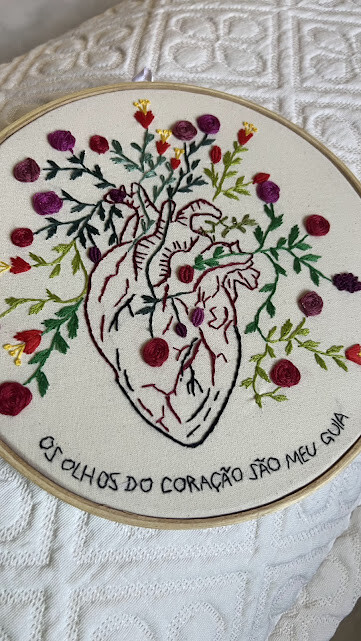 Bordado em Bastidor - Coração humano com flores - frase cardiol