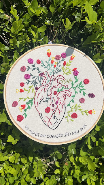 Bordado em Bastidor - Coração humano com flores - frase cardiol