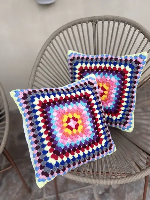 Capa de Almofada de crochê 40 X 40 cm mod.  GRANNY SQUARE