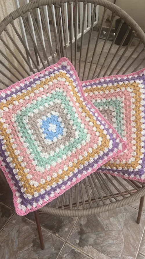 Capa de Almofada de crochê 40 X 40 cm mod. granny square