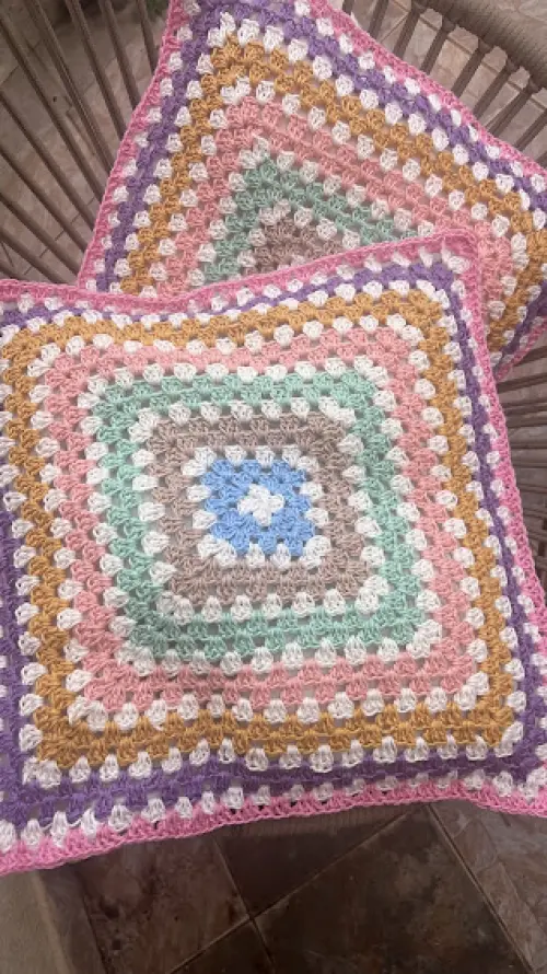 Capa de Almofada de crochê 40 X 40 cm mod. granny square