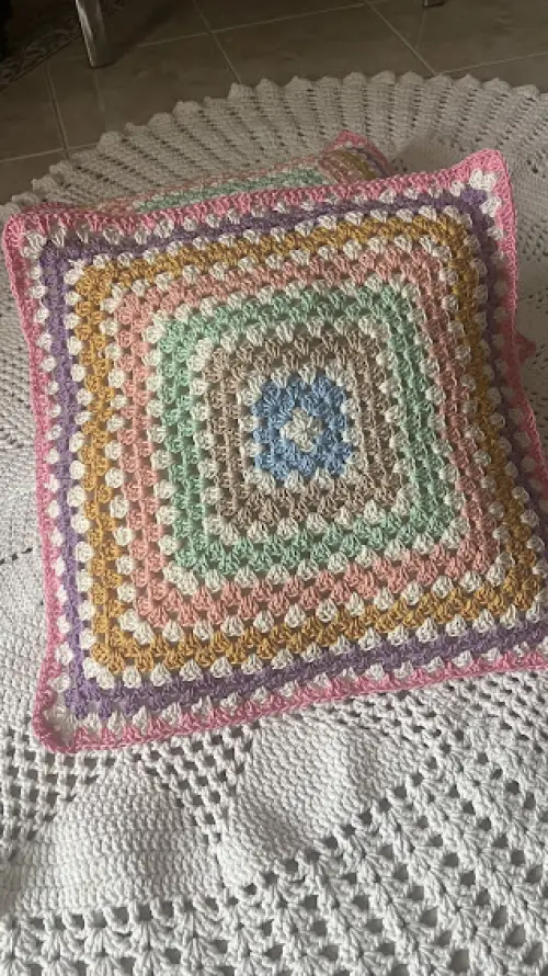 Capa de Almofada de crochê 40 X 40 cm mod. granny square