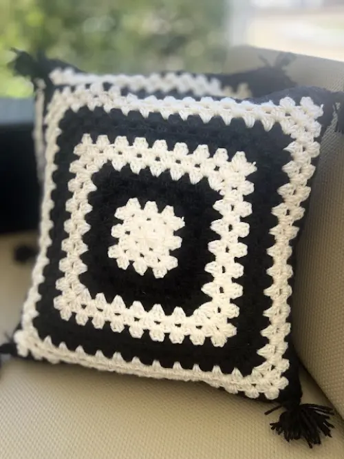 Capa de Almofada de crochê 40 X 40 cm mod.  Preto/off - Cópia
