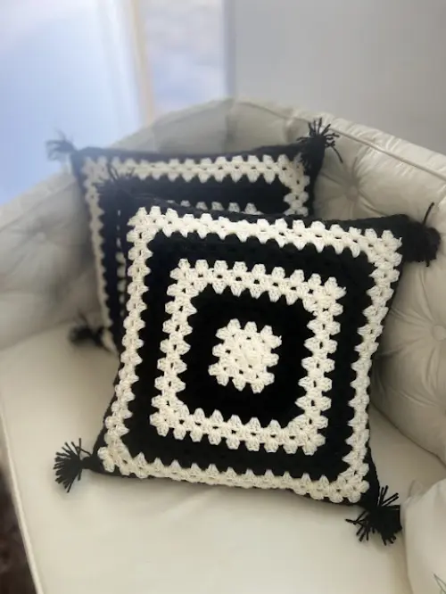 Capa de Almofada de crochê 40 X 40 cm mod.  Preto/off - Cópia