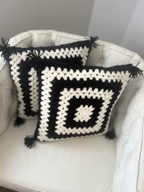 Capa de Almofada de crochê 40 X 40 cm mod.  Preto/off - Cópia