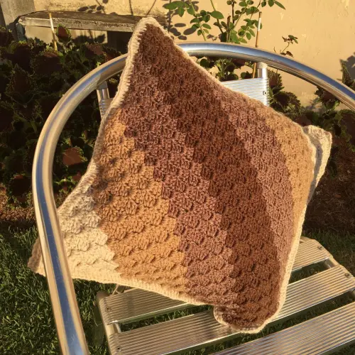 Capa de Almofada de crochê 40 X 40 cm mod.  Chocolate - Cópia