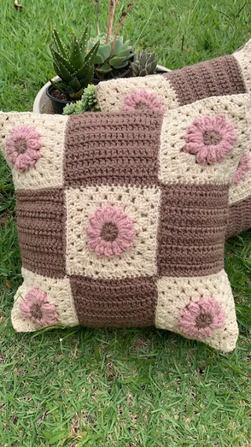 Capa de Almofada de crochê 40 X 40 cm mod.  Margarida