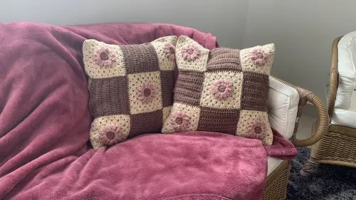 Capa de Almofada de crochê 40 X 40 cm mod.  Margarida