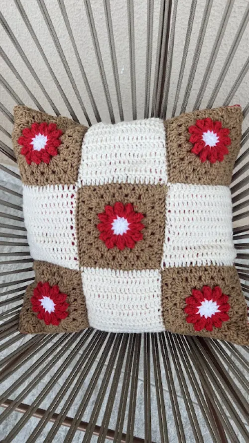 Capa de Almofada de crochê 40 X 40 cm mod.  Margarida