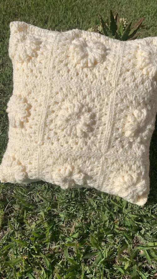 Capa de Almofada de crochê 40 X 40 cm mod.  Flores relevo - Cópia