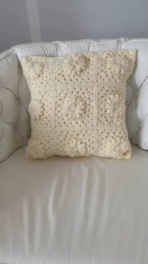 Capa de Almofada de crochê 40 X 40 cm mod.  Flores relevo - Cóp