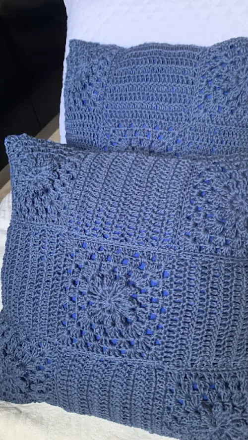 Capa de Almofada de crochê 40 X 40 cm mod.  azul relevo