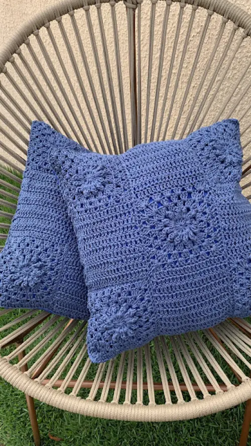 Capa de Almofada de crochê 40 X 40 cm mod.  azul relevo