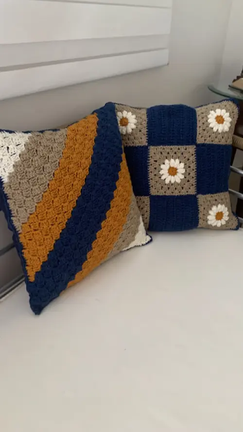 Capa de Almofada de crochê 40 X 40 cm mod.  Margarida e Diagonal