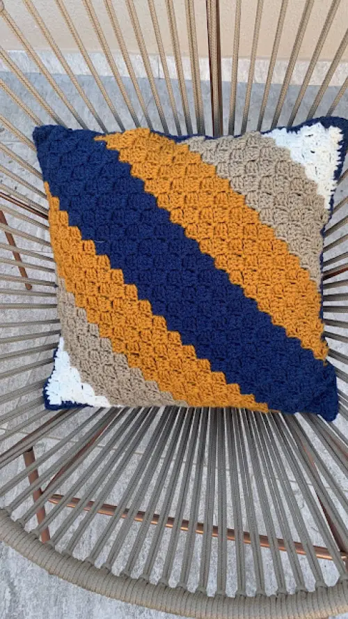 Capa de Almofada de crochê 40 X 40 cm mod.  Margarida e Diagonal