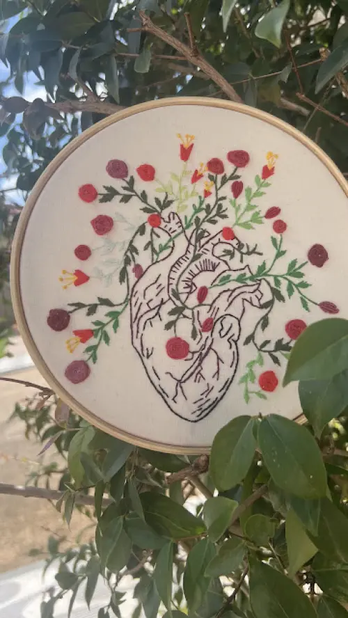 Bordado em Bastidor - Coração humano com flores