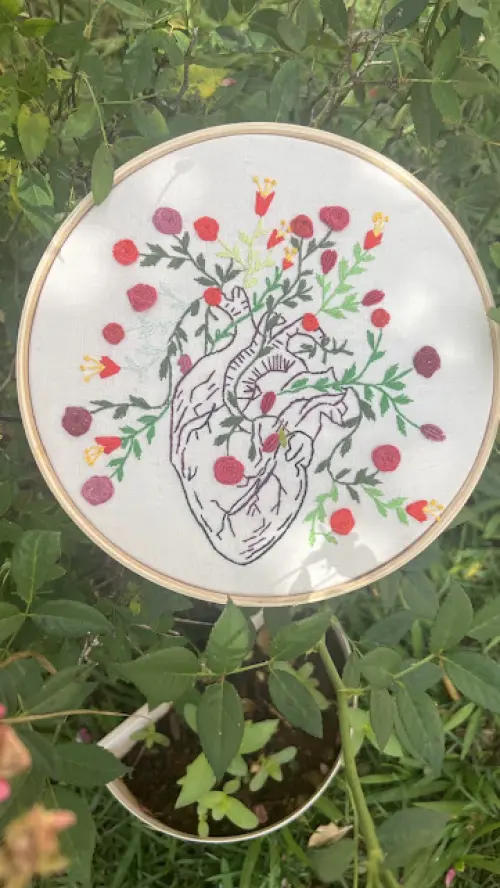 Bordado em Bastidor - Coração humano com flores