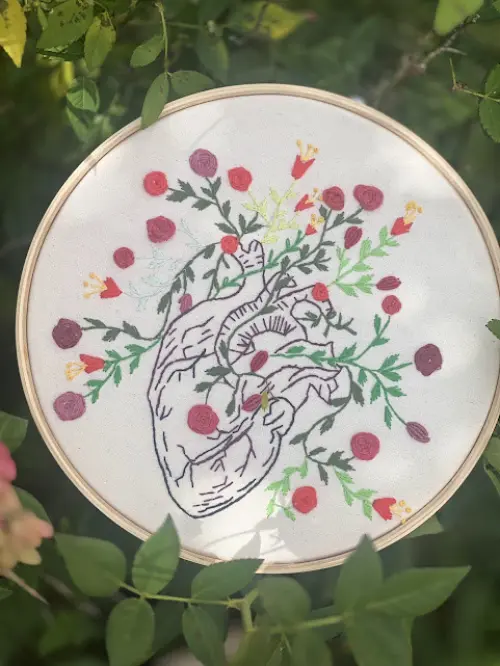 Bordado em Bastidor - Coração humano com flores