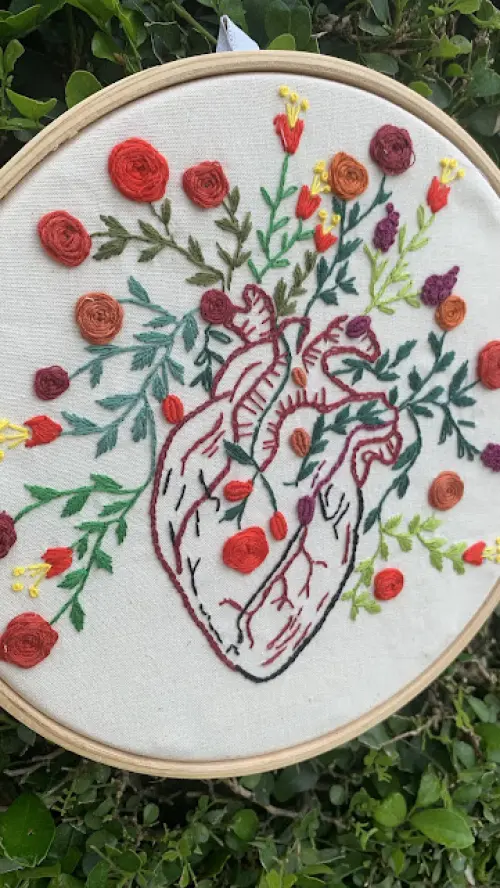 Bordado em Bastidor - Coração humano com flores