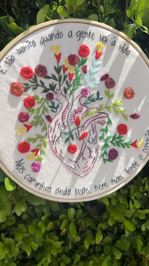 Bordado em Bastidor - Coração humano com flores