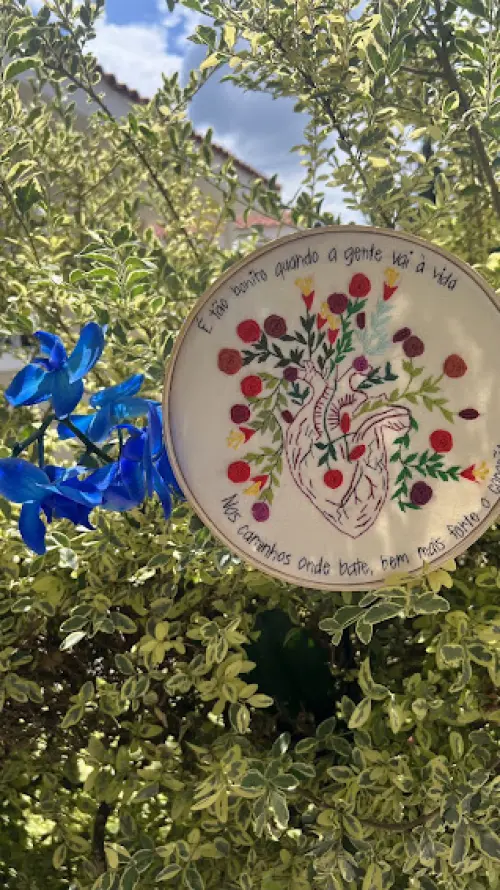 Bordado em Bastidor - Coração humano com flores