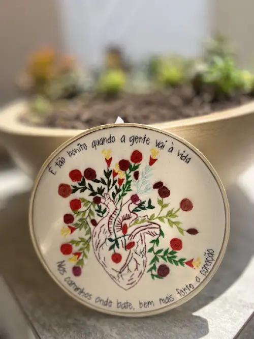 Bordado em Bastidor - Coração humano com flores