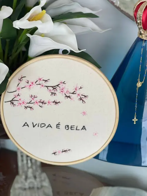 Bordado em Bastidor - a vida é bela
