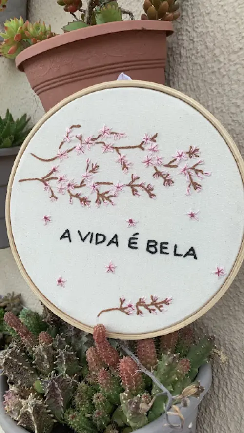 Bordado em Bastidor - a vida é bela