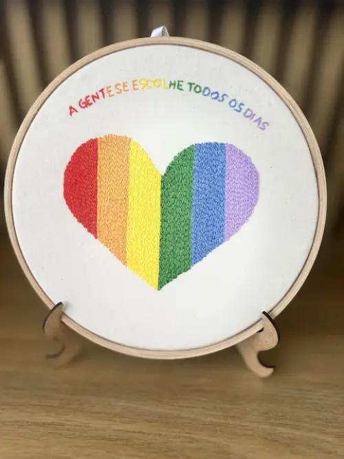 Bordado em Bastidor - Coração LGBT