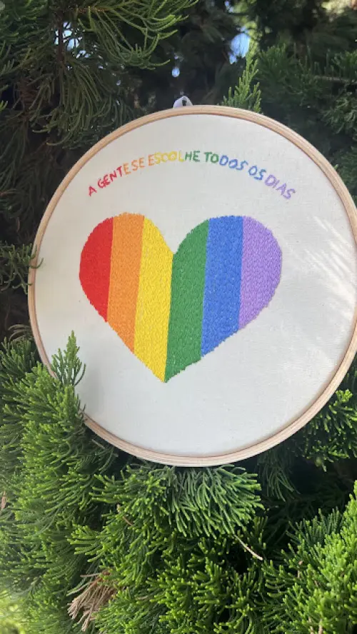 Bordado em Bastidor - Coração LGBT