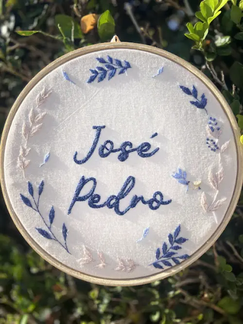 Porta de Maternidade - bordado à mão