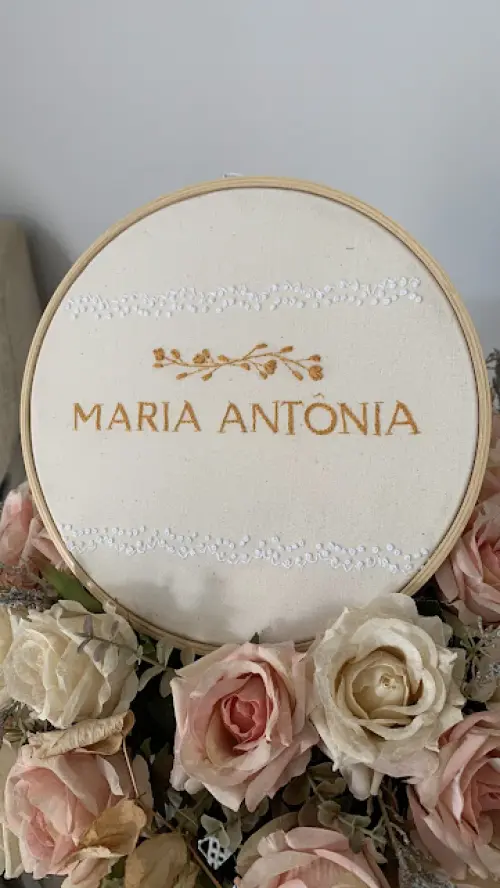 Porta de Maternidade - bordado à mão