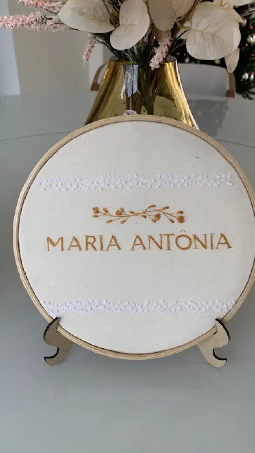 Porta de Maternidade - bordado à mão