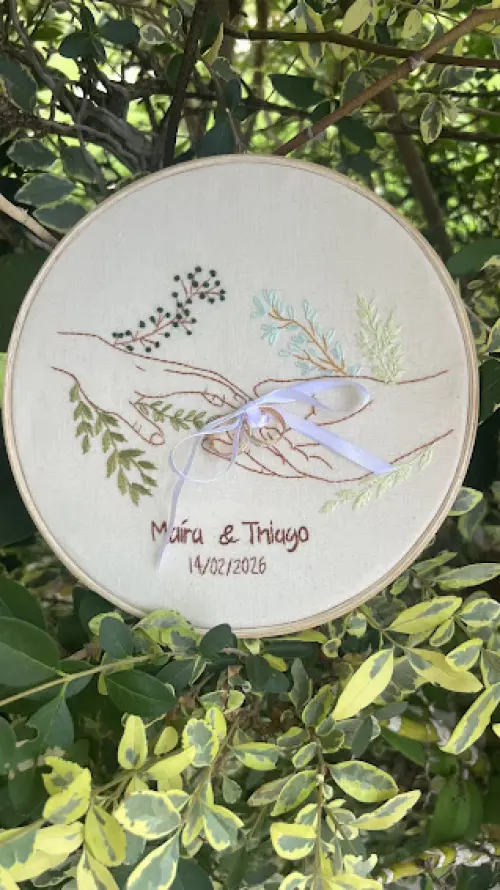 Porta Alianças de casamento - Mãos e flores