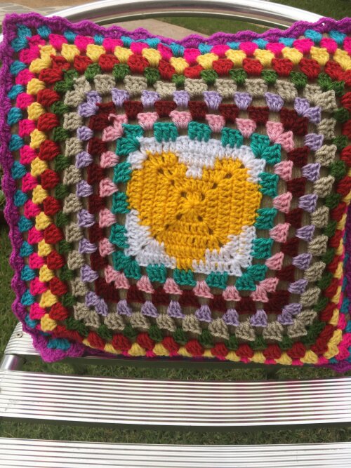 Capa de Almofada de crochê linha 40 X 40 cm mod. granny square