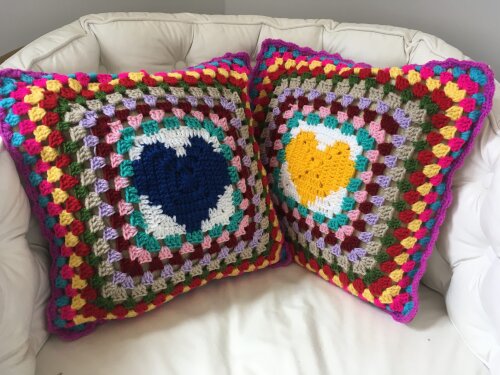 Capa de Almofada de crochê linha 40 X 40 cm mod. granny square