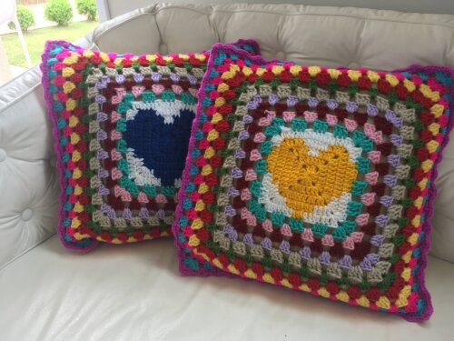 Capa de Almofada de crochê linha 40 X 40 cm mod. granny square