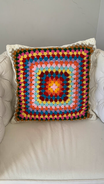Capa de Almofada de crochê linha 40 X 40 cm mod. granny square