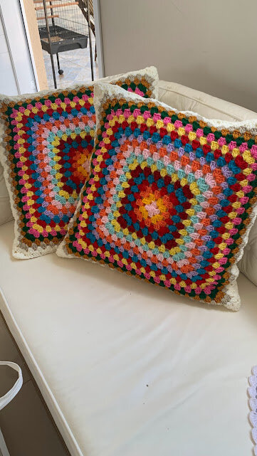 Capa de Almofada de crochê linha 40 X 40 cm mod. granny square