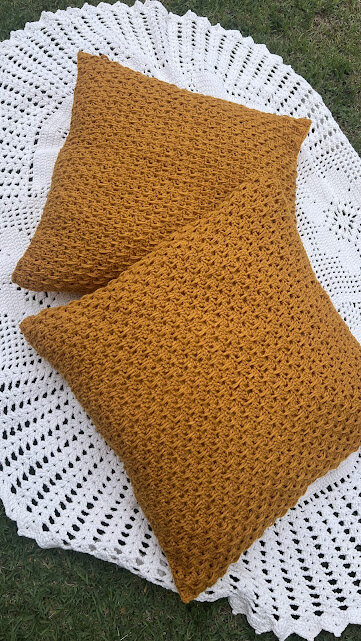 Capa de Almofada de crochê 50 X 50 cm mod.  LISA mostarda