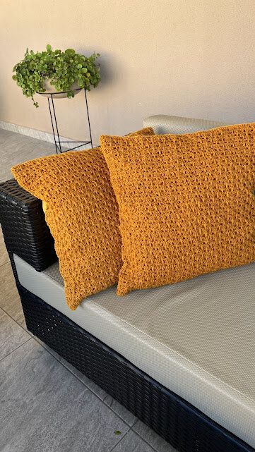 Capa de Almofada de crochê 50 X 50 cm mod.  LISA mostarda