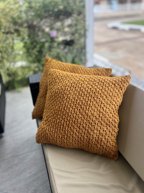 Capa de Almofada de crochê 50 X 50 cm mod.  LISA mostarda