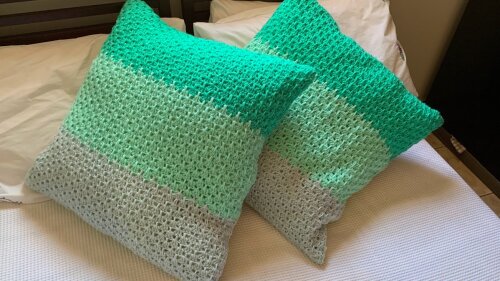 Almofadão de crochê lã 60 X 60 cm mod.  3 tons verde
