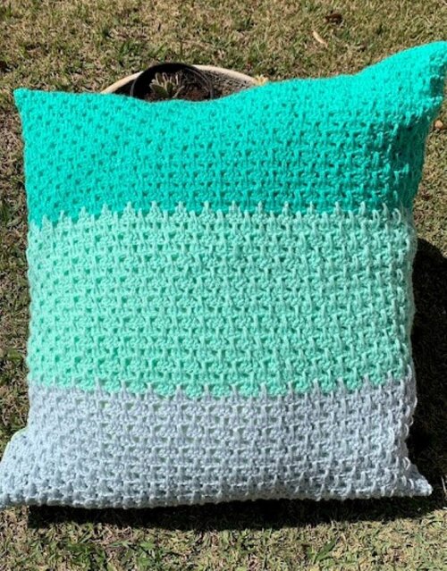 Almofadão de crochê lã 60 X 60 cm mod.  3 tons verde