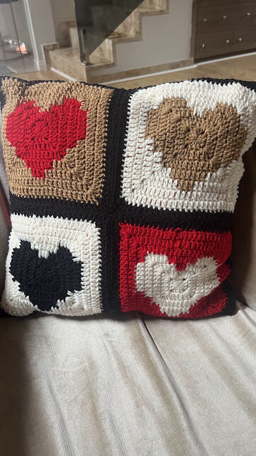 Capa de Almofada de crochê 40 X 40 cm mod.  Margarida e Coraçõ