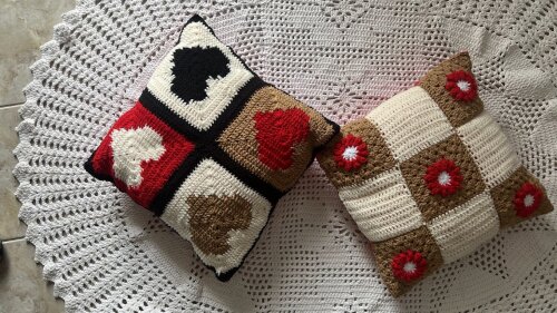 Capa de Almofada de crochê 40 X 40 cm mod.  Margarida e Coraçõ